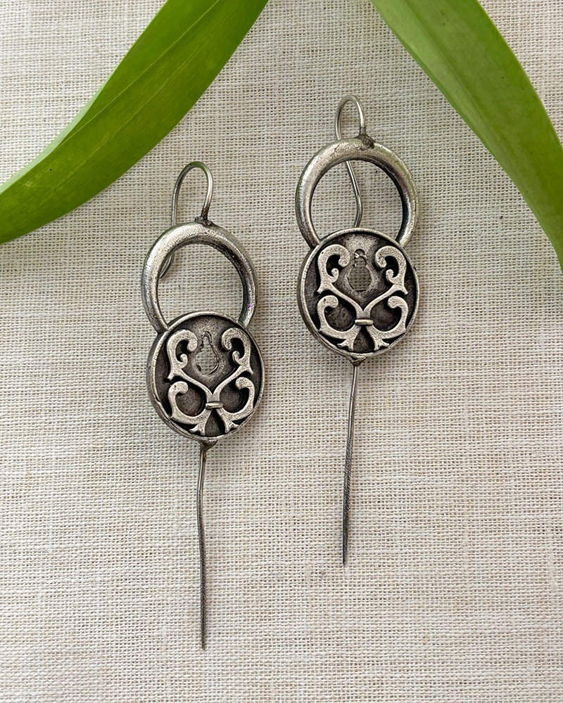 Earcuff with intricate filigree floral motif