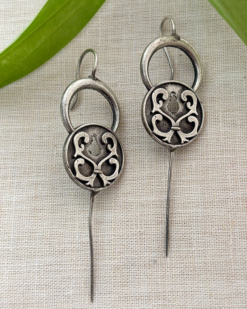 Earcuff with intricate filigree floral motif - Image 2