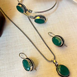 Green stone pendent set