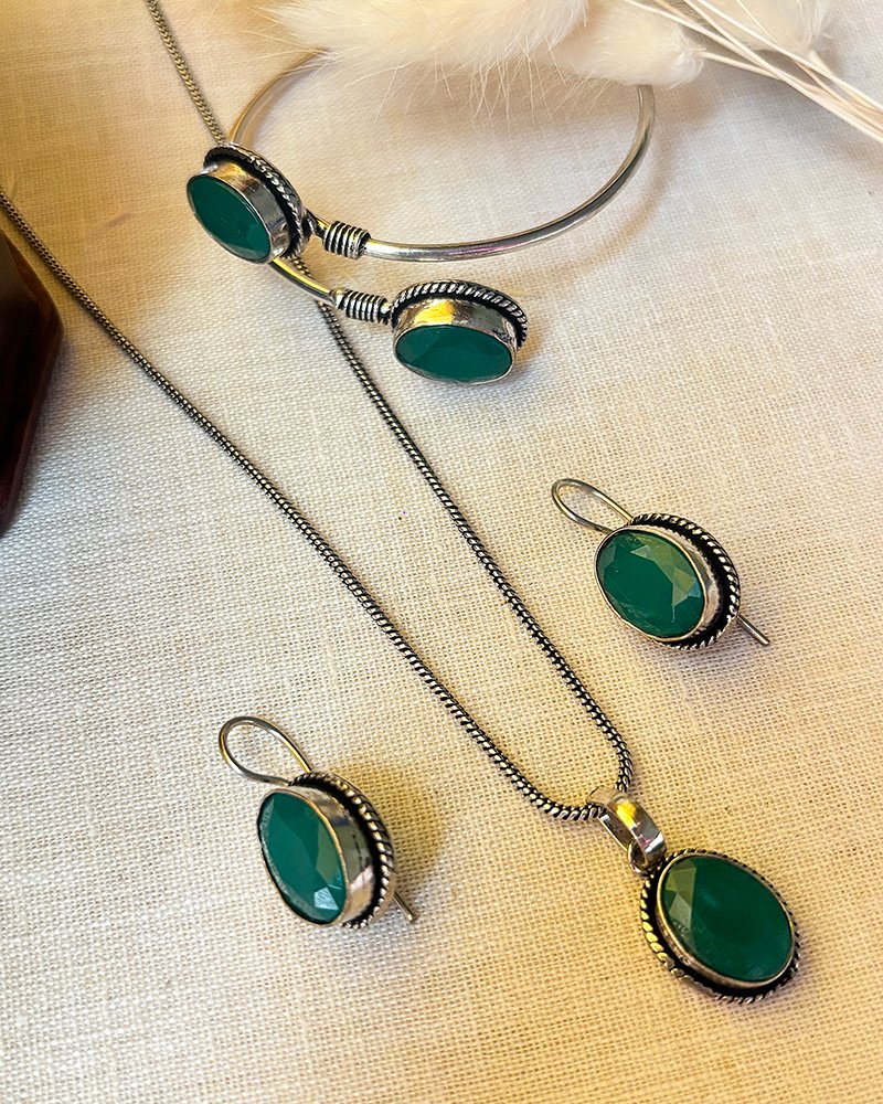Green stone pendent set