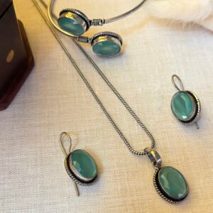 Sea green stone pendant set