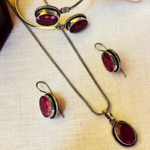 Red stone pendant set