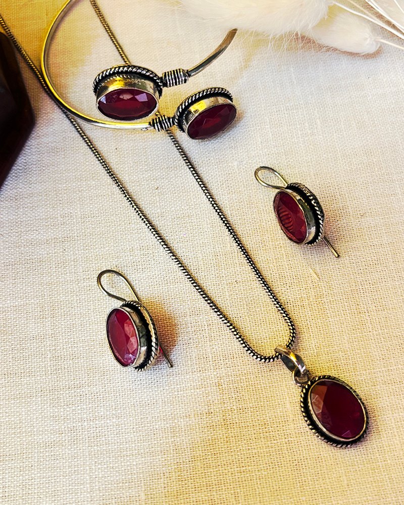 Red stone pendant set